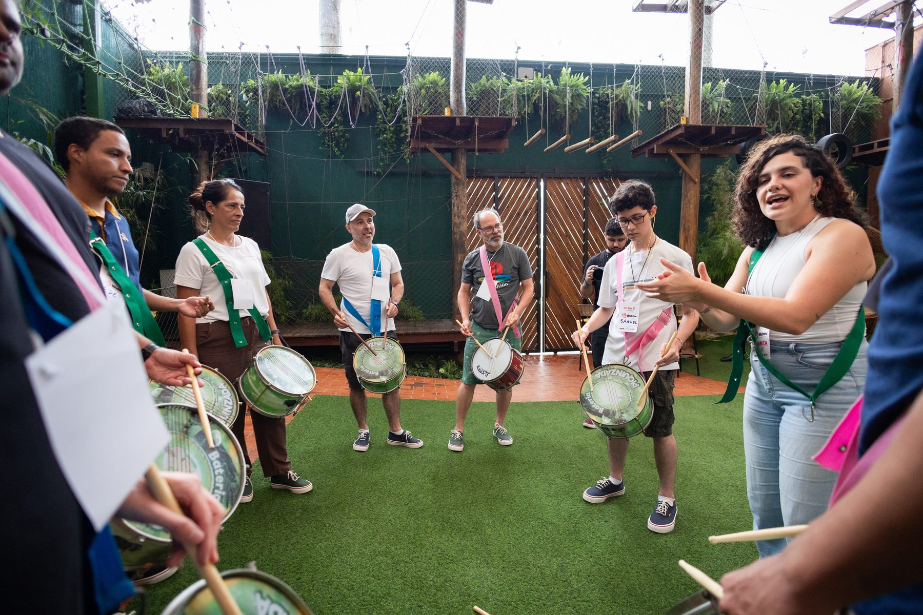 Grupo em roda aprendendo o ritmo nos tambores durante a dinâmica da RDS