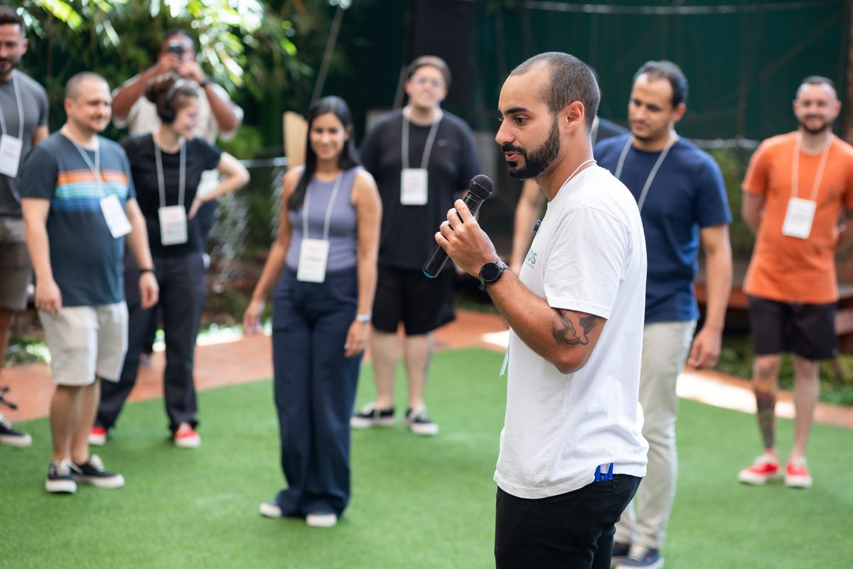 Facilitador da RDS conduzindo o grupo com microfone, como o mestre de bateria que representa o CEO