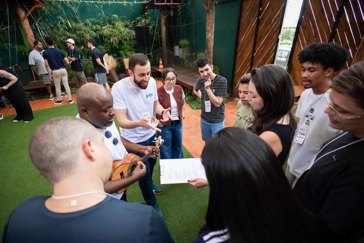 Grupo menor criando junto com facilitadores, como os diretores de bateria que representam os heads e gestores
